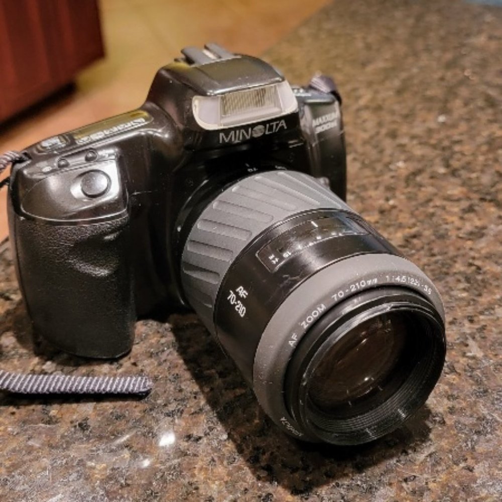 Minolta Maxxum 300si SLR Film Camera with Minolta AF Zoom 35-70 mm Lens
